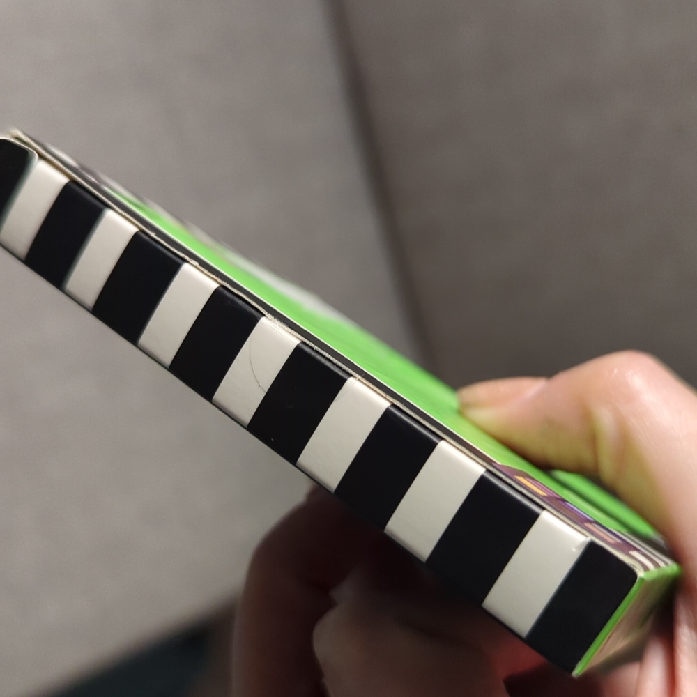Revolution Beetlejuice eye shadow palette - Picture 8 of 8